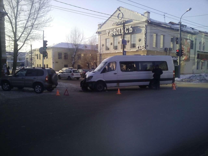 В Оренбурге «Нива-Шевроле» столкнулась с автобусом